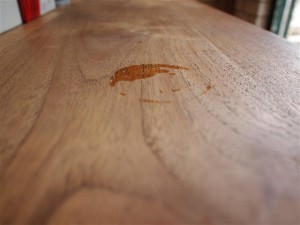 Vlekken op teak tafel